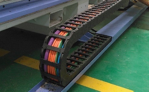 電纜、氣管、水管都可置于拖鏈中